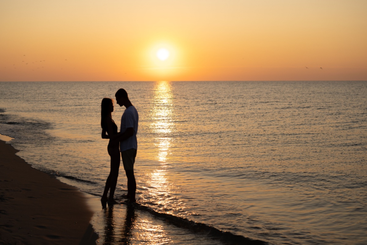 Which Zodiacs Are Most Likely To Have A Holiday Romance?